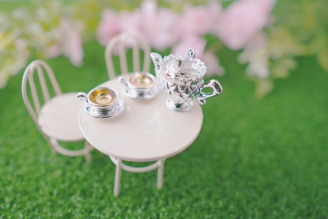 春に白やピンクの花が咲く庭木イメージ