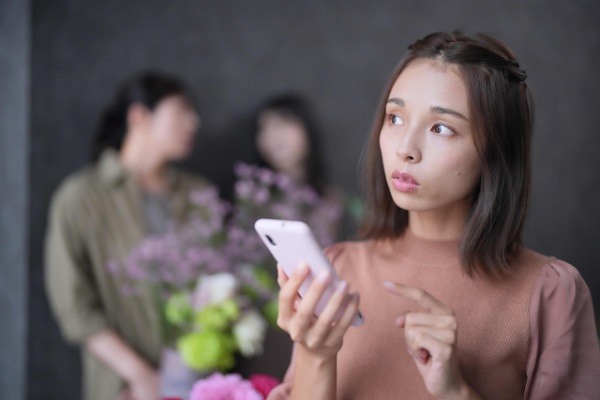 スマホで検索する女性