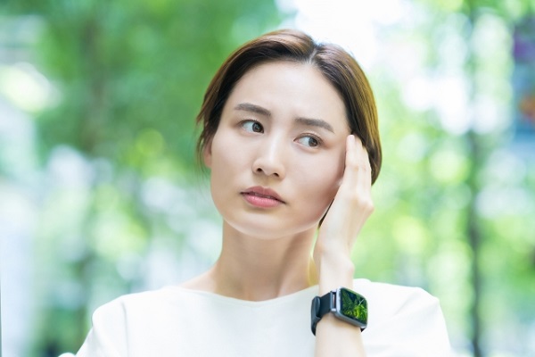 初心者でもできる剪定ばさみの手入れ方法:剪定ばさみの切れ味がイマイチでモヤモヤする女性