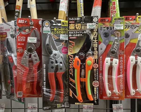初心者でもできる剪定ばさみの手入れ方法:ホームセンターに並ぶ剪定ばさみ