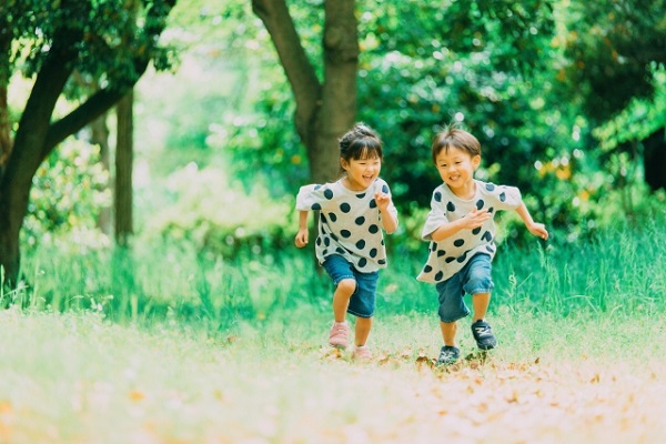 ヒメイワダレソウは植えてはいけない?:庭を走り回る子供達