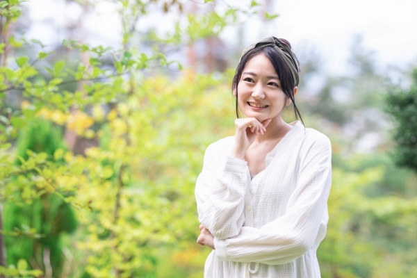 冬のお庭のお手入れ方法:楽しそうなことを考える女性
