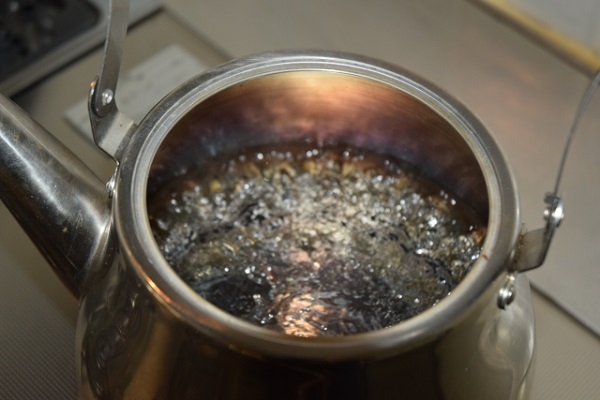 熱湯除草の効果について:ヤカンで水を沸騰させる