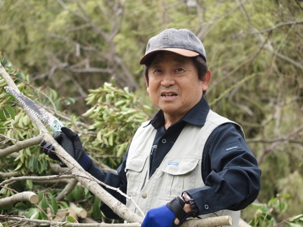 庭木剪定:笑顔の庭師さん