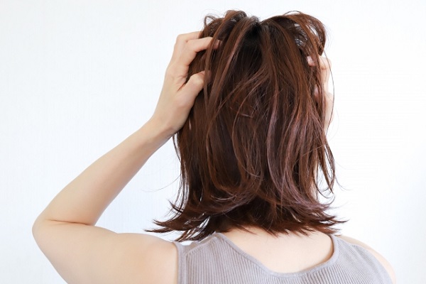 6月の宿根草のお手入れ:失敗して頭を抱える女性の後ろ姿