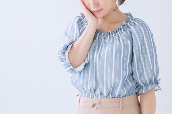 手入れ不要なグランドカバー:考え事をする女性