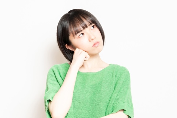 ミモザの育て方:悩む女性