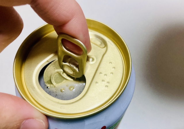 害虫駆除：缶ビールのタグを開ける
