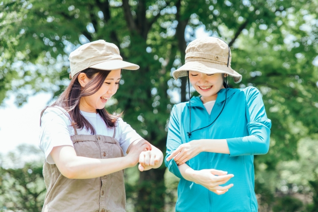 蚊の対策:蚊の対策をしている女性