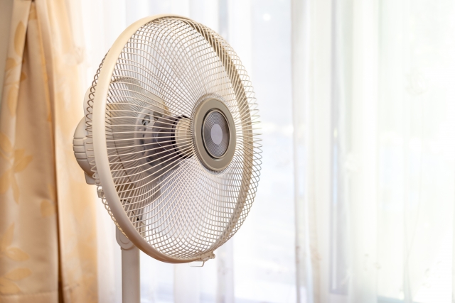 蚊の対策:窓際の扇風機