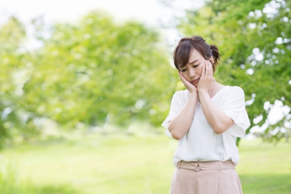 剪定時期:お庭で困った表情の女性