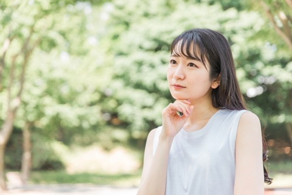 花の定期便：考える女性
