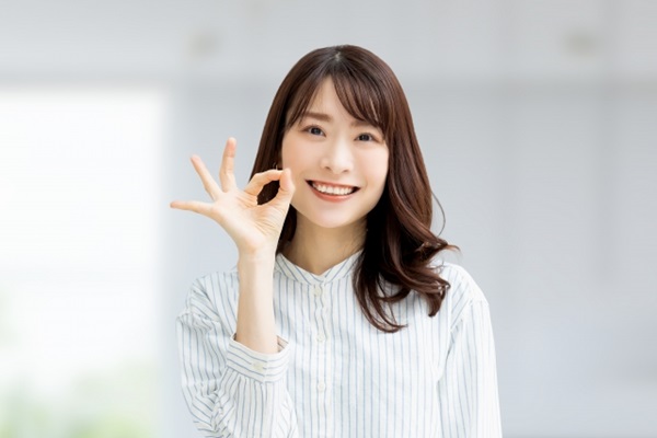花の定期便:OKをする笑顔の女性