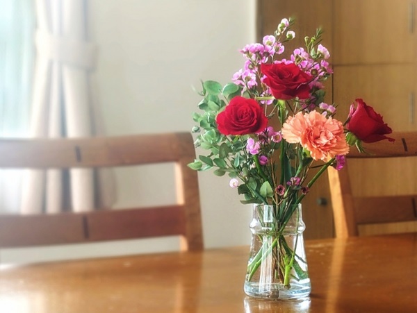 花の定期便:ダイニングテーブルの上の生花