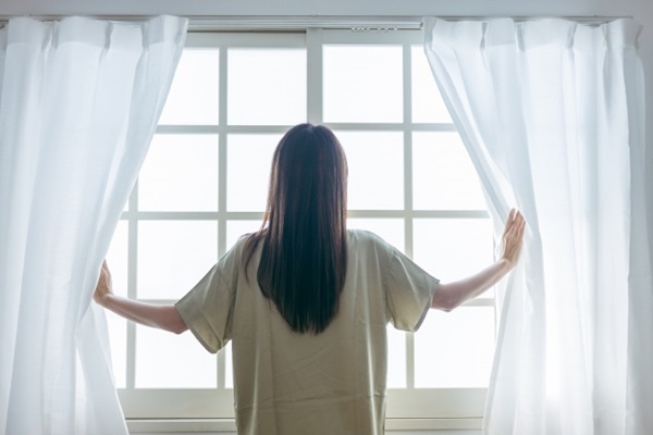 スワッグ&ドライフラワー:カーテンを開ける女性