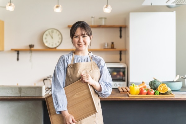 スワッグ&ドライフラワー:エプロンをした笑顔の女性