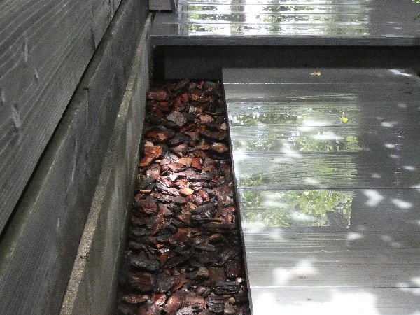 わが家の雑草対策:ウッドチップや腐葉土の利用